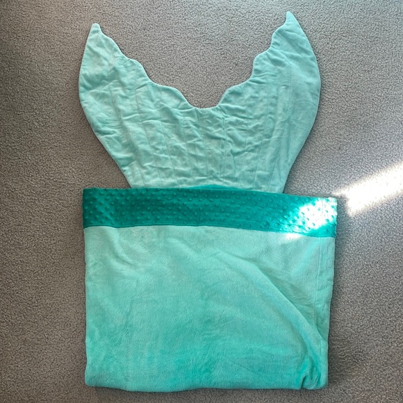 Mermaid Tail Blanket - Picture 2 of 2